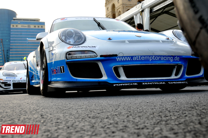 В Баку стартовал парад гоночных машин, участвующих в City Challenge (Фото)